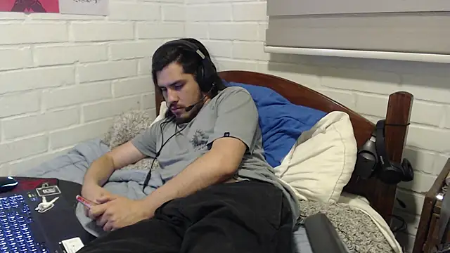 Snapshot of hung_weeb chatting on 12.19.24 hung weeb online show from 12.19.24