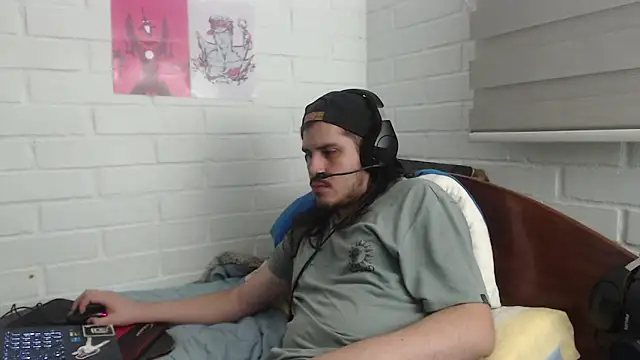 Snapshot of hung_weeb chatting on 02.17.25 hung weeb online show from 02.17.25