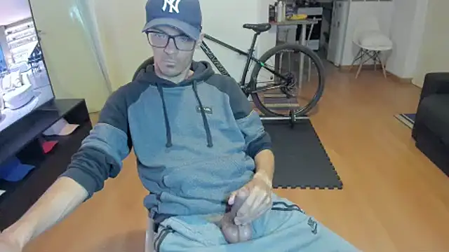 Snapshot of guachin_hunk chatting on 09.13.25 guachin hunk online show from 09.13.25