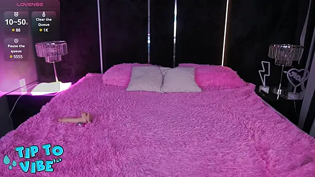 Snapshot of CassandraGood chatting on 01.10.25 CassandraGood online show from 01.10.25