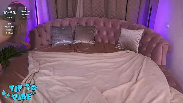 Snapshot of CassandraGood chatting on 03.09.25 CassandraGood online show from 03.09.25