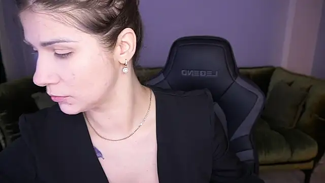 Snapshot of CassandraGood chatting on 11.26.25 CassandraGood online show from 11.26.25