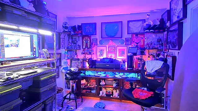 Snapshot of Briefs_bud chatting on 12.19.24 Briefs bud online show from 12.19.24