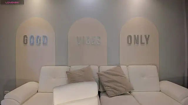 NiaHolland online show from 10.12.25