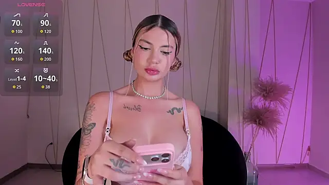 NiaHolland online show from 11.22.25