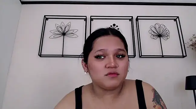 Snapshot of EmpressYna chatting on 03.20.25 EmpressYna online show from 03.20.25