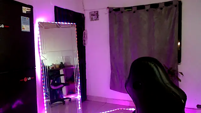 Snapshot of Ariana_girlhots chatting on 01.28.25 Ariana girlhots online show from 01.28.25