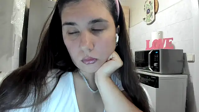 Snapshot of MiaMarrone chatting on 11.13.25 MiaMarrone online show from 11.13.25