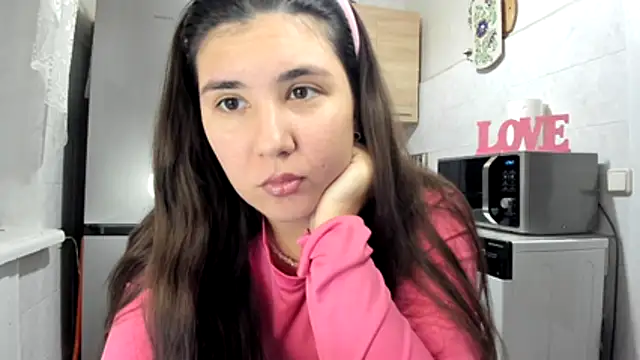 Snapshot of MiaMarrone chatting on 11.25.25 MiaMarrone online show from 11.25.25