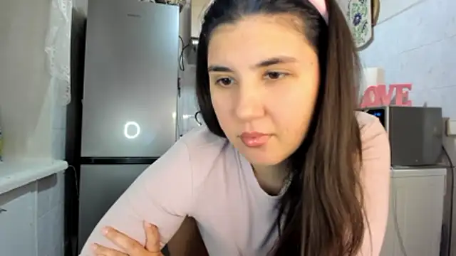 Snapshot of MiaMarrone chatting on 12.19.25 MiaMarrone online show from 12.19.25