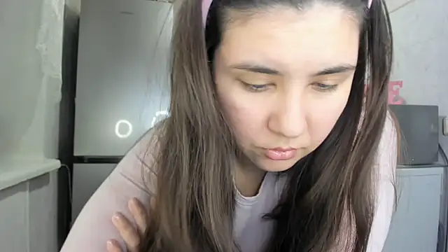 Snapshot of MiaMarrone chatting on 12.22.25 MiaMarrone online show from 12.22.25