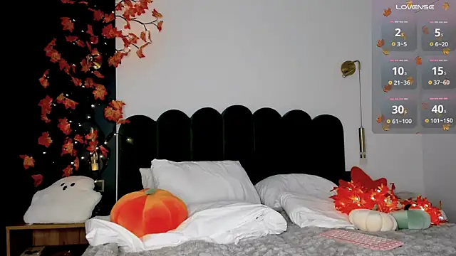 Snapshot of BondGirll chatting on 10.24.25 BondGirll online show from 10.24.25