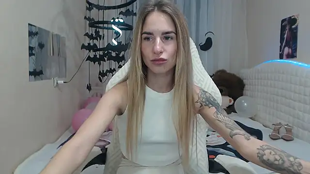 Snapshot of DeboraHorny chatting on 10.13.25 DeboraHorny online show from 10.13.25