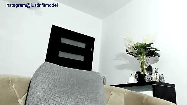 Snapshot of MuscleJohn chatting on 11.26.25 MuscleJohn online show from 11.26.25