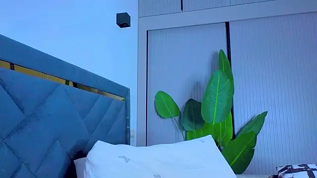 Mia Tin online show from 09.13.25