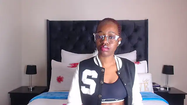 Snapshot of Sexynaughty_Gal chatting on 12.04.25 Sexynaughty Gal online show from 12.04.25