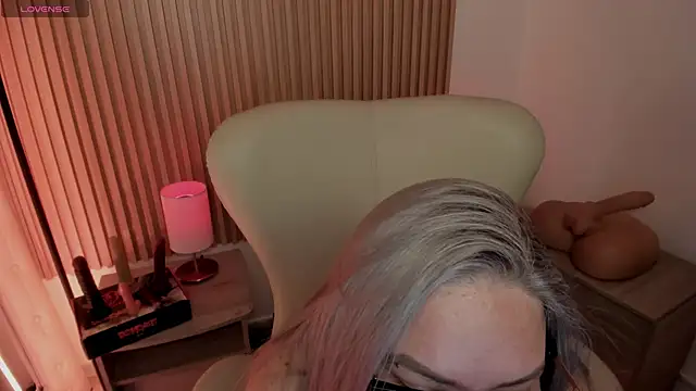 MarianL0ve online show from 02.28.25