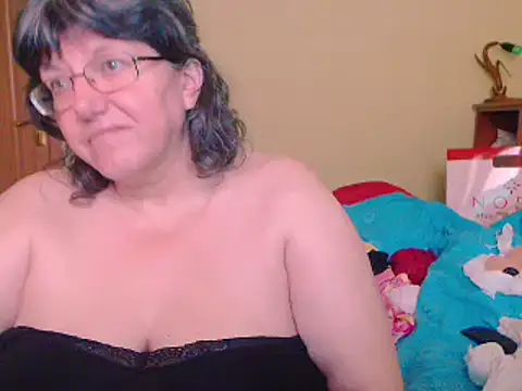 Snapshot of HugeTits chatting on 12.27.24 HugeTits online show from 12.27.24