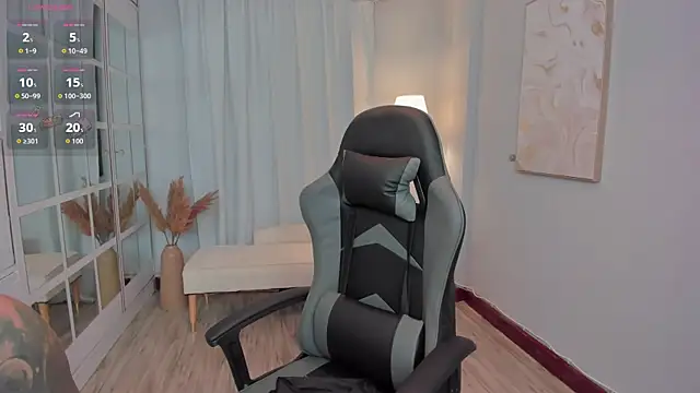 LeahJones  online show from 09.18.25