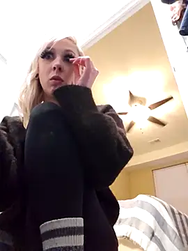 Snapshot of AmethystFoxx chatting on 12.04.25 AmethystFoxx online show from 12.04.25