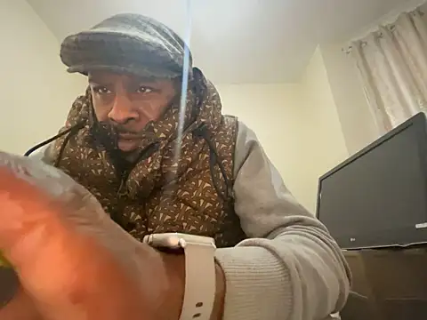 Snapshot of CuzzyB69 chatting on 03.10.25 CuzzyB69 online show from 03.10.25