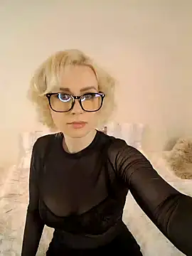 Snapshot of AureliaDoux chatting on 02.03.25 AureliaDoux online show from 02.03.25