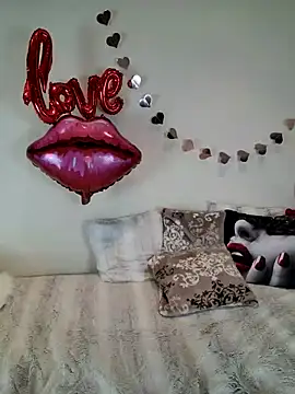 Snapshot of AureliaDoux chatting on 02.13.25 AureliaDoux online show from 02.13.25