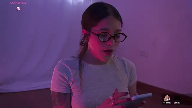 Snapshot of HannaMoom chatting on 10.21.25 HannaMoom online show from 10.21.25