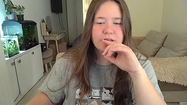 Snapshot of remirann_ chatting on 03.18.25 remirann  online show from 03.18.25