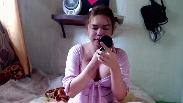 Snapshot of alondra_marie23 chatting on 10.21.25 alondra marie23 online show from 10.21.25