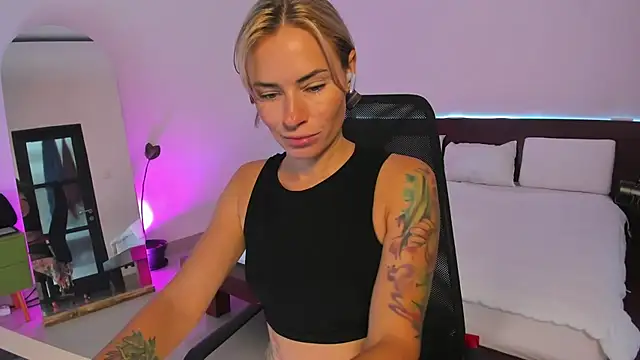 Snapshot of holy_khloe chatting on 02.13.25 holy khloe online show from 02.13.25