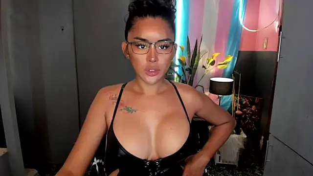 Snapshot of QuiinMollyXxX chatting on 04.17.26 QuiinMollyXxX online show from 04.17.26