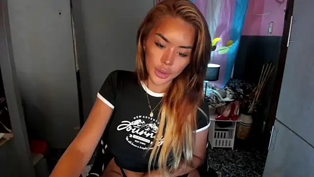 Snapshot of QuiinMollyXxX chatting on 06.10.26 QuiinMollyXxX online show from 06.10.26