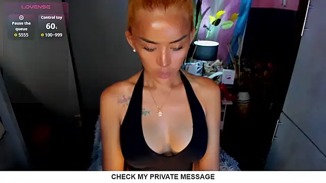 Snapshot of QuiinMollyXxX chatting on 06.24.26 QuiinMollyXxX online show from 06.24.26