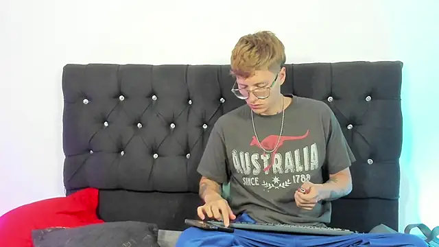 Snapshot of A_sexy_couple__ chatting on 10.05.25 A sexy couple   online show from 10.05.25