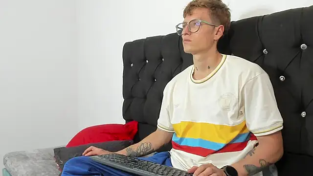 Snapshot of A_sexy_couple__ chatting on 10.05.25 A sexy couple   online show from 10.05.25