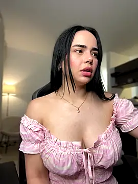 Snapshot of GeorginaJones chatting on 10.11.25 GeorginaJones online show from 10.11.25