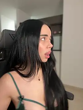 Snapshot of GeorginaJones chatting on 10.29.25 GeorginaJones online show from 10.29.25