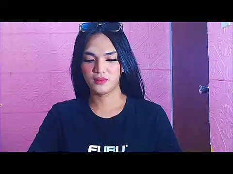 Snapshot of WONDERWOMAN2023 chatting on 11.13.25 WONDERWOMAN2023 online show from 11.13.25