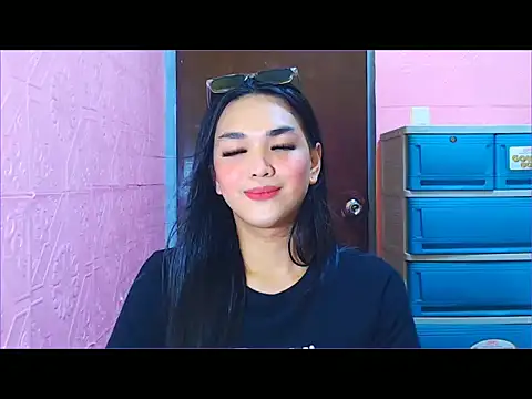 Snapshot of WONDERWOMAN2023 chatting on 11.23.25 WONDERWOMAN2023 online show from 11.23.25