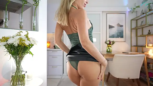 Snapshot of IamRealSugar chatting on 10.11.25 IamRealSugar online show from 10.11.25