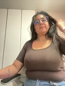 Snapshot of SWEETLILY18 chatting on 01.04.25 SWEETLILY18 online show from 01.04.25