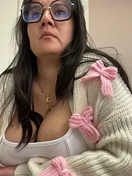 Snapshot of SWEETLILY18 chatting on 01.28.25 SWEETLILY18 online show from 01.28.25