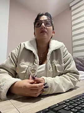 Snapshot of SWEETLILY18 chatting on 02.05.25 SWEETLILY18 online show from 02.05.25