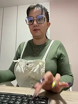 Snapshot of SWEETLILY18 chatting on 02.11.25 SWEETLILY18 online show from 02.11.25