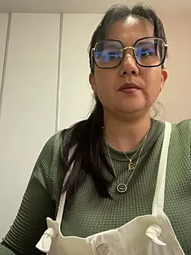 Snapshot of SWEETLILY18 chatting on 02.11.25 SWEETLILY18 online show from 02.11.25