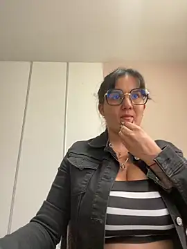 Snapshot of SWEETLILY18 chatting on 03.04.25 SWEETLILY18 online show from 03.04.25