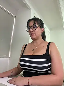 Snapshot of SWEETLILY18 chatting on 03.04.25 SWEETLILY18 online show from 03.04.25