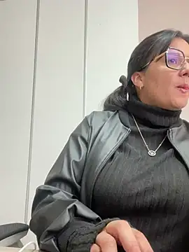 Snapshot of SWEETLILY18 chatting on 03.20.25 SWEETLILY18 online show from 03.20.25