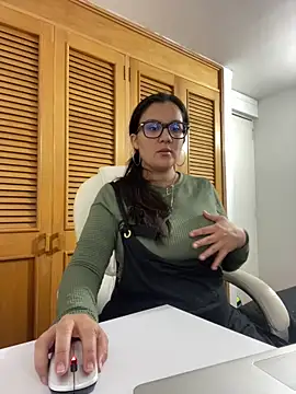 Snapshot of SWEETLILY18 chatting on 10.01.25 SWEETLILY18 online show from 10.01.25